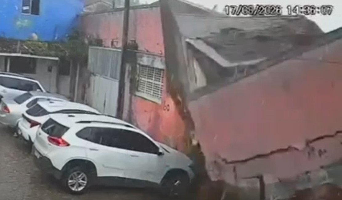 Muro desaba sobre carros no Centro de Rio Largo e deixa danos materiais