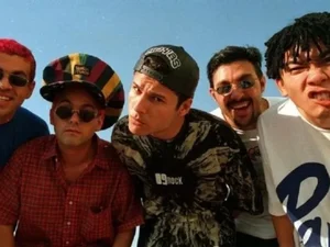 Mamonas Assassinas: veja antes e depois de jaqueta encontrada com Dinho