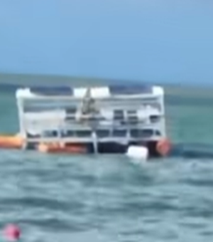 Mau tempo e acúmulo de água causaram afundamento parcial de catamarã na Ponta Verde