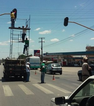 Em parceria com o DER, SMTT de Arapiraca conserta semáforo na AL-220