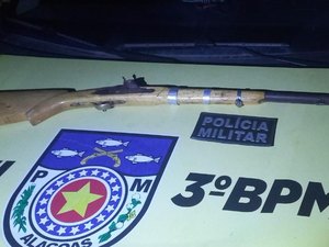 Espingarda calibre 12 e outros dois revólveres são encontrados em terreno baldio no Jacintinho