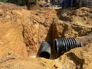 Rua no bairro da Santa Lúcia, em Maceió, recebe implantação de drenagem