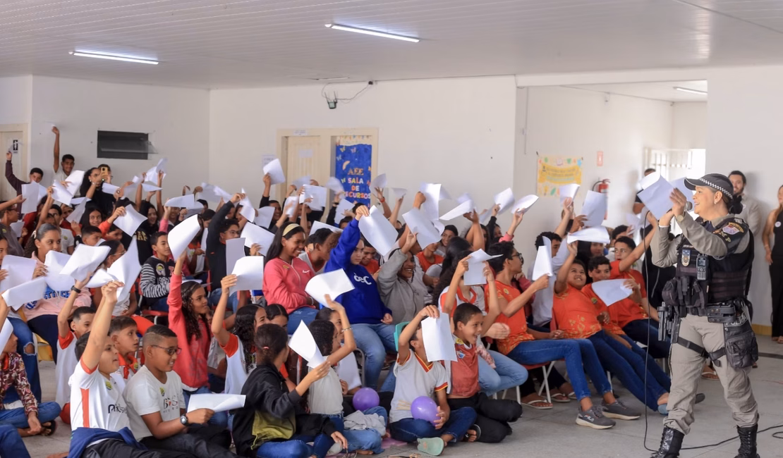Agosto Lilás: Secretaria da Mulher e Patrulha Maria da Penha orientam estudantes em Penedo