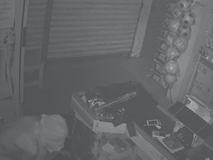 [Vídeo] Mercadinho é invadido e furtado por homem encapuzado no bairro do Poço