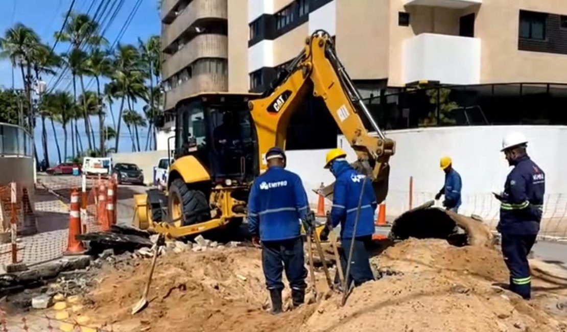 Cruzamento na Ponta Verde é interditado após reparos da BRK