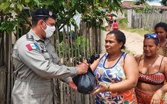 Polícia Militar faz doação de 300 kg de feijão à comunidade de Coruripe em Alagoas