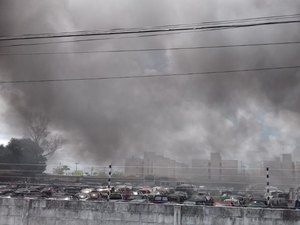 Cerca de 60 veículos são destruídos em incêndio, em Maceió