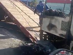 [Vídeo] Trânsito em Maceió é afetado por incêndio de ônibus na Fernandes Lima