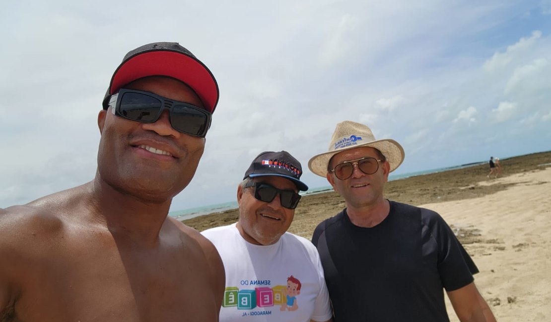 Anderson Silva é fotografado ao lado de Paulo Nunes na Praia de São Bento, em Maragogi