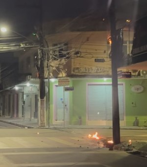 [Vídeo] Incêndio atinge poste no Centro de Arapiraca durante a madrugada