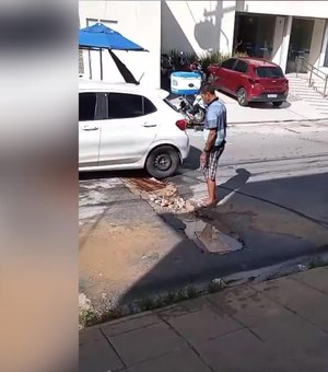 Buraco aberto há duas semanas causa acidentes e transtornos no bairro do Farol, em Maceió