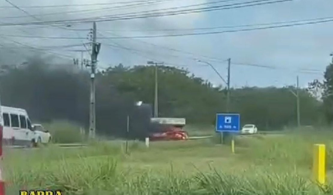 [Vídeo] Carro equipado com GNV pega fogo no Trevo do Polo, em Marechal Deodoro