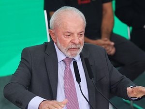 Lula diz que quem ganha R$ 8 mil 'não é miserável, mas é quase pobre'