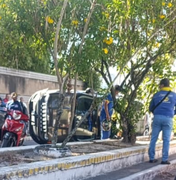 Jeep capota após motorista perder controle da direção em Arapiraca