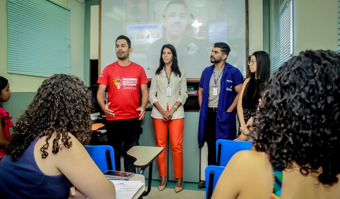 Curso de maquiador qualifica juventude de Penedo para mercado de trabalho ou geração de renda própria