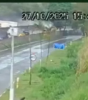 Câmeras flagram momento em que ônibus com torcedores do Flamengo tomba na Dutra