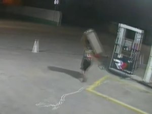 Homem furta bebedouro de posto de gasolina no Jacintinho