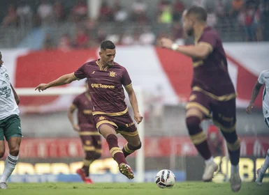 CRB vence o líder Goiás por 2 x 0 e entra no G4 da Série B