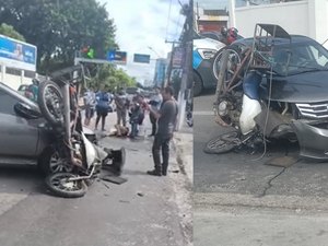 [Vídeo] Moto colide em carro, fica presa em para-choque e deixa ferido perto da Praça Centenário