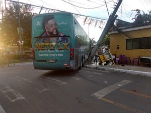 Edson Razek escapa de acidente com poste em Matriz de Camaragibe