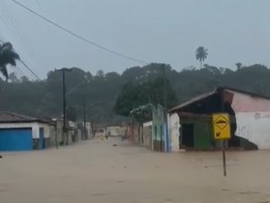 [Vídeos] Em Feliz Deserto rio transborda e inunda a cidade