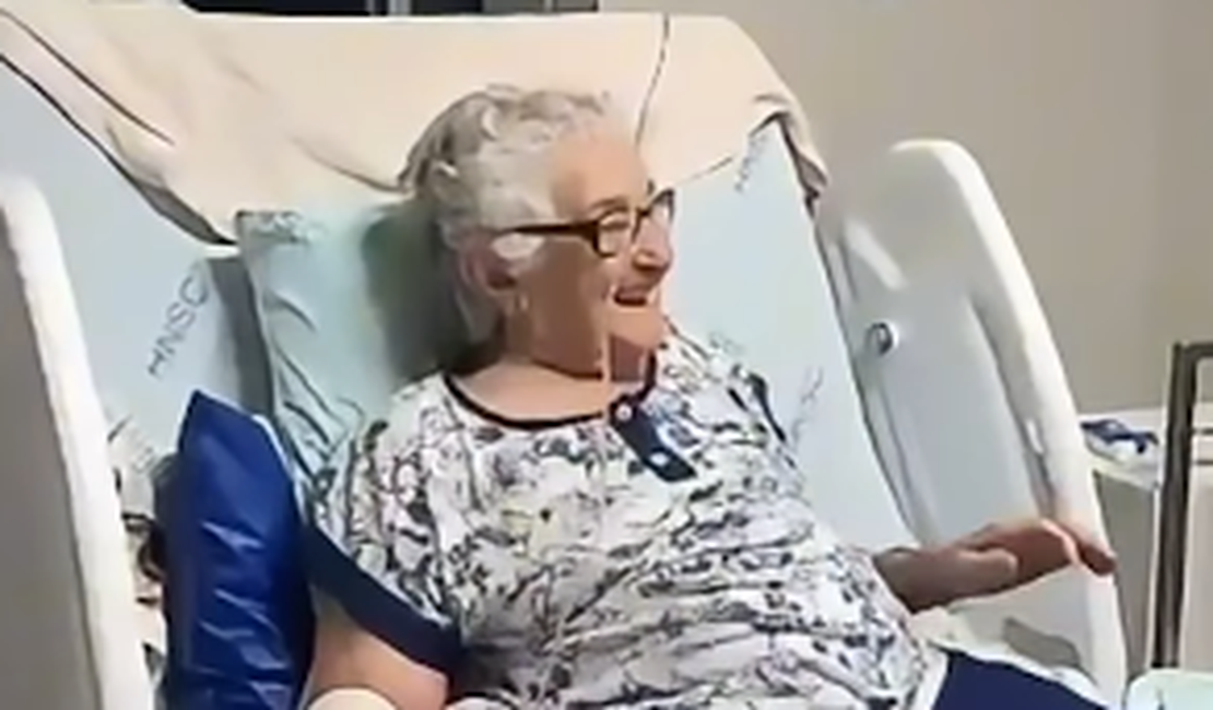 Noiva visita avó após casamento e emociona internautas