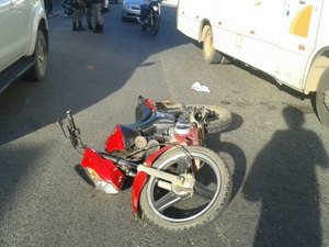 Idosa é atropelada por motociclista embriagado