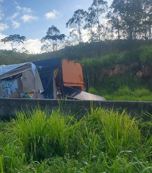 Tombamento de carreta deixa feridos e carga é saqueada na BR-101, em Messias