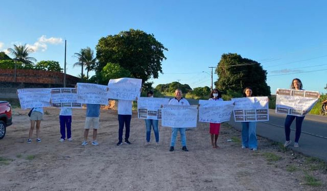 Estudantes de São Sebastião realizam protesto e pedem que governo do estado retome obra e entregue escola