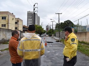 [Vídeo] Moradores do Pinheiro registram crateras em rua e SMTT realiza interdição