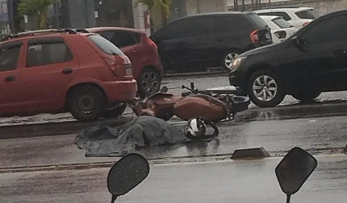 Motociclista morre após colisão com caminhão na Avenida Menino Marcelo
