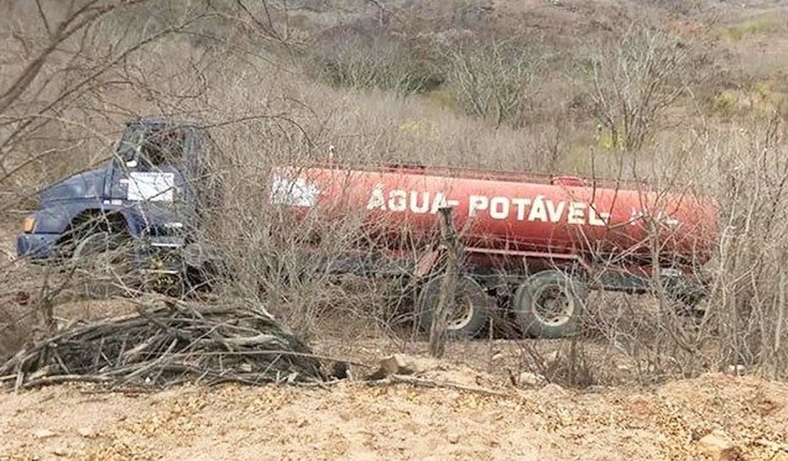 Caminhão-pipa desgovernado deixa duas pessoas feridas em Pão de Açúcar