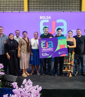 Prefeito Pedro Carlos realiza pagamento da Bolsa EJA e reforça compromisso com educação de jovens e adultos