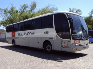 Quadrilha rende motorista e assalta passageiros de ônibus interestadual