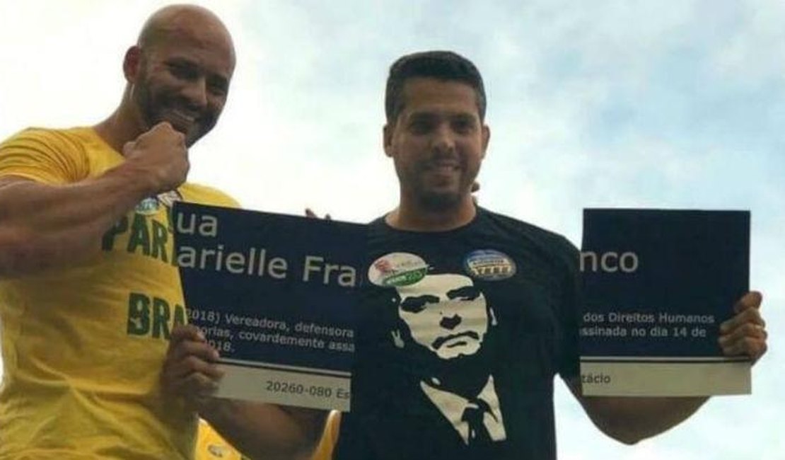 Aliado de Bolsonaro rasga placa em homenagem a Marielle e caso repercute