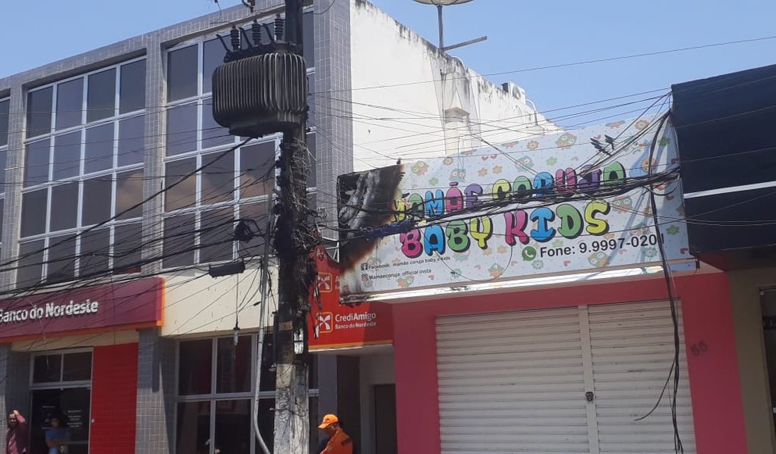 [Vídeo] Chamas em poste atingem fachada de loja no Centro de Arapiraca