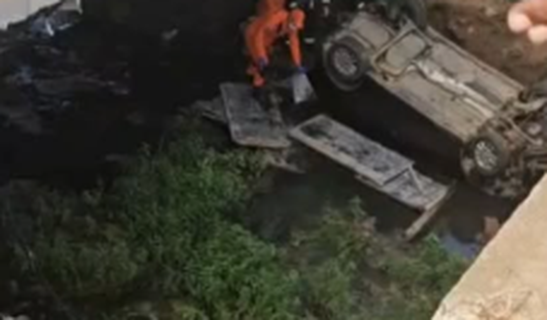 Carro capota e cai de elevado de pista em trecho de duplicação na AL-115, em Palmeira dos Índios