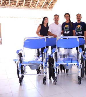 Prefeitura de São Sebastião realiza a entrega de cadeiras de banho para pessoas com mobilidade reduzida