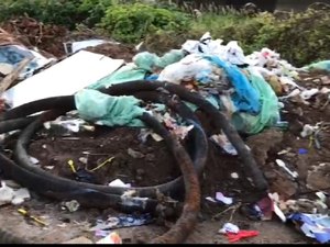 [Vídeo] Sem fiscalização, rua calçada vira lixão e moradores cobram prefeitura 