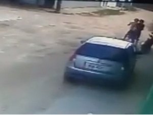 Câmera registra suposto assalto de uma dupla de adolescentes