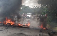 Manifestantes bloquearam a AL - 101 Norte em Maragogi