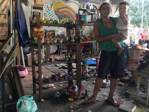 Catadora se inspira no filho e monta 'galeria de arte' embaixo de viaduto