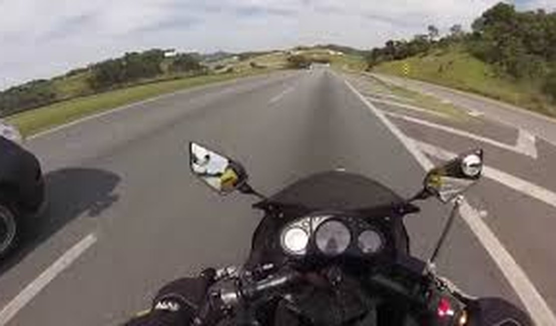 Condutora “fecha” motociclista e causa acidente em Penedo