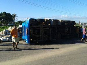 Caminhão tomba na AL- 110, em Arapiraca