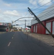 Colisão de veículo em poste da rede de energia interrompe trânsito em Arapiraca