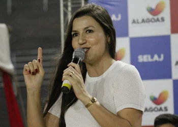 Ex-secretária de Renan Filho quer voltar à política, mas encontra dificuldades