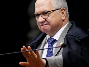 Em resposta à Defesa, Fachin diz que TSE não se opõe a divulgar questões de militares