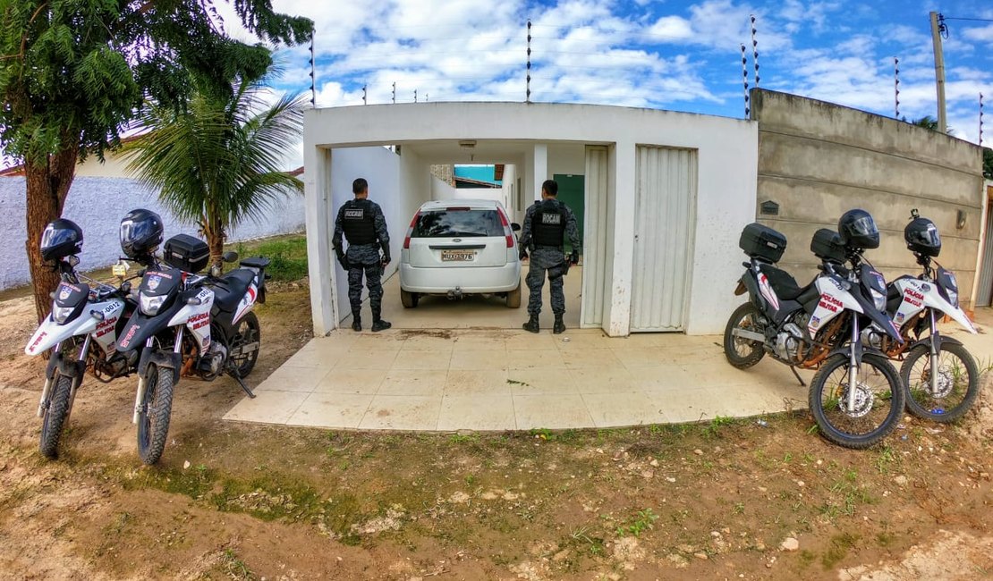 PM recupera carro furtado no bairro Nova Esperança, em Arapiraca