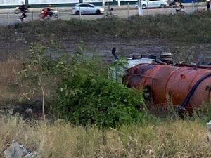 Caminhão cai em ribanceira de cinco metros na Rota do Mar