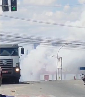 [Vídeo] Incêndio atinge loja de fogos de artifício no Centro de Arapiraca